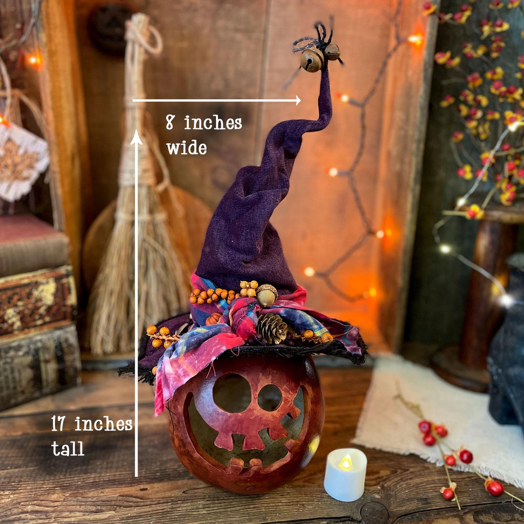 Decorative Halloween pumpkin with witch hat on a wooden surface, measurements indicated.